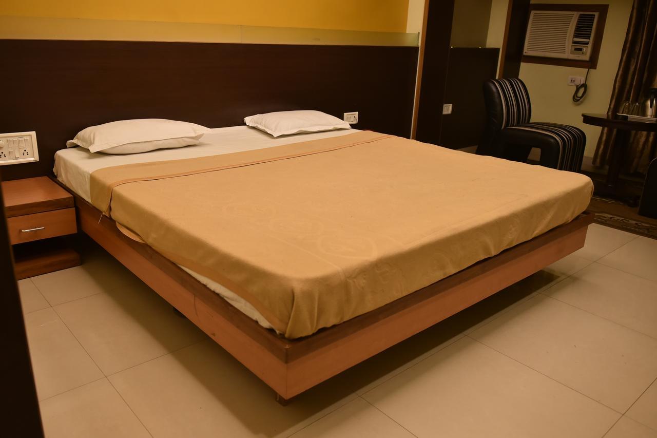Hotel Poonam Райпур Экстерьер фото