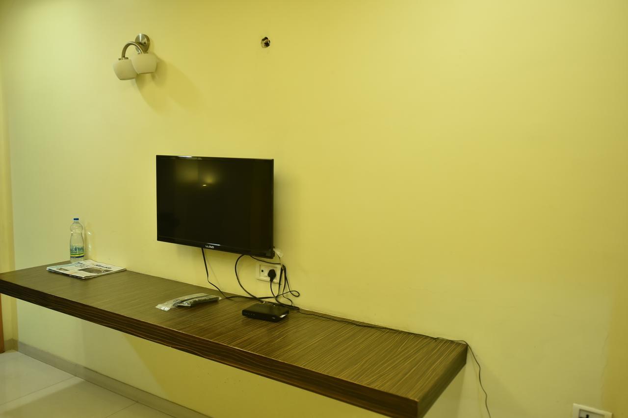 Hotel Poonam Райпур Экстерьер фото