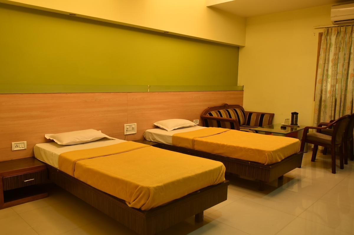 Hotel Poonam Райпур Экстерьер фото